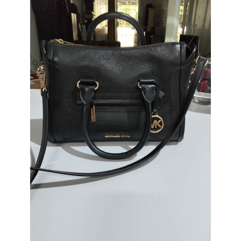 MK Carine medium black