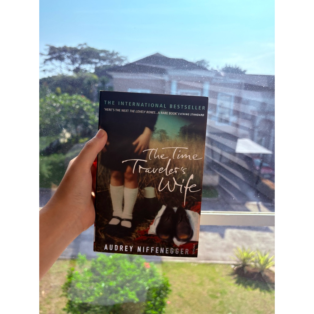 (BACA DESKRIPSI DLU SBLM CO) Time Travelers Wife bigger Paperback version (100% original, read once)