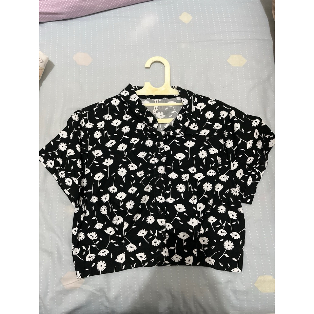 Preloved Colorbox kemeja bunga hitam crop top