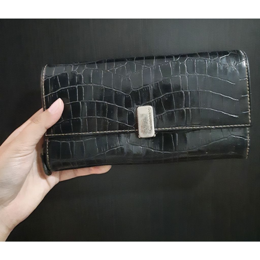 Preloved - Take all dompet panjang hitam bahan croco merk Liz Claiborne dan dompet batik