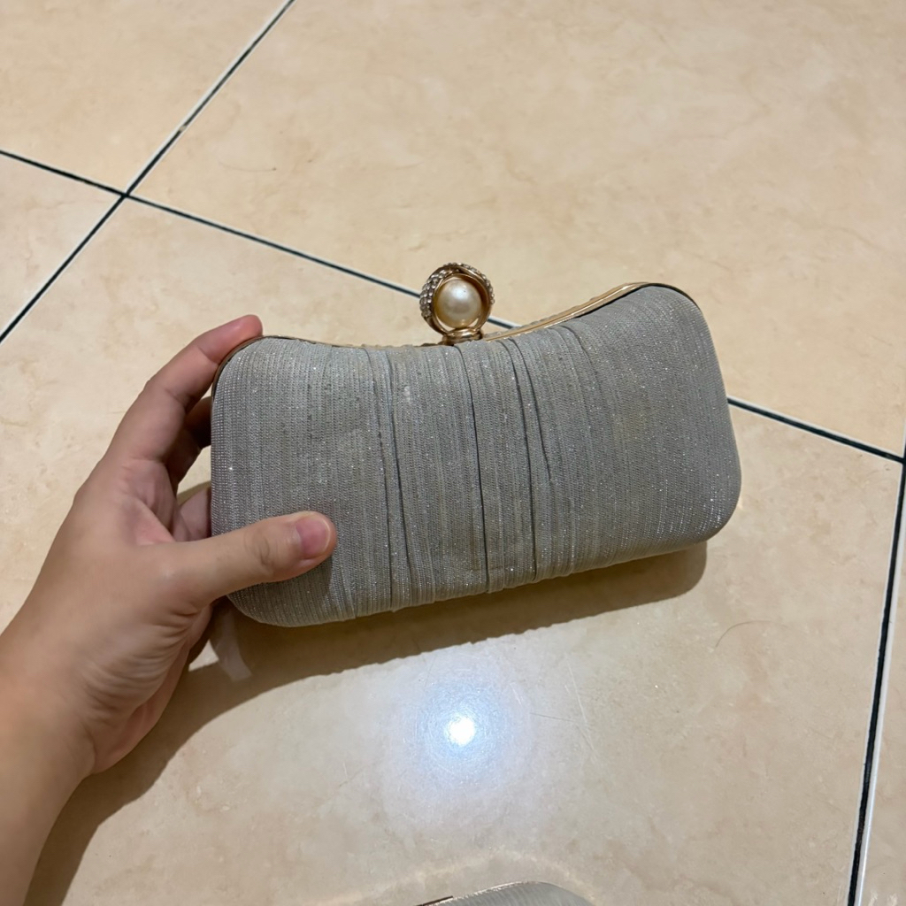 preloved tas  clutch pesta kondangan silver cantik second