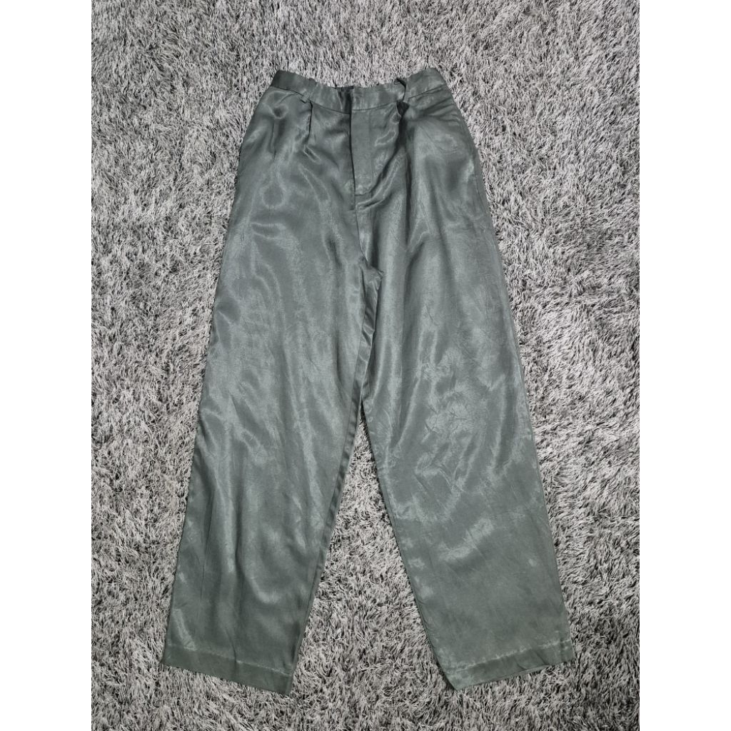 Celana satin hijau sage (SENSE OF PLACE)