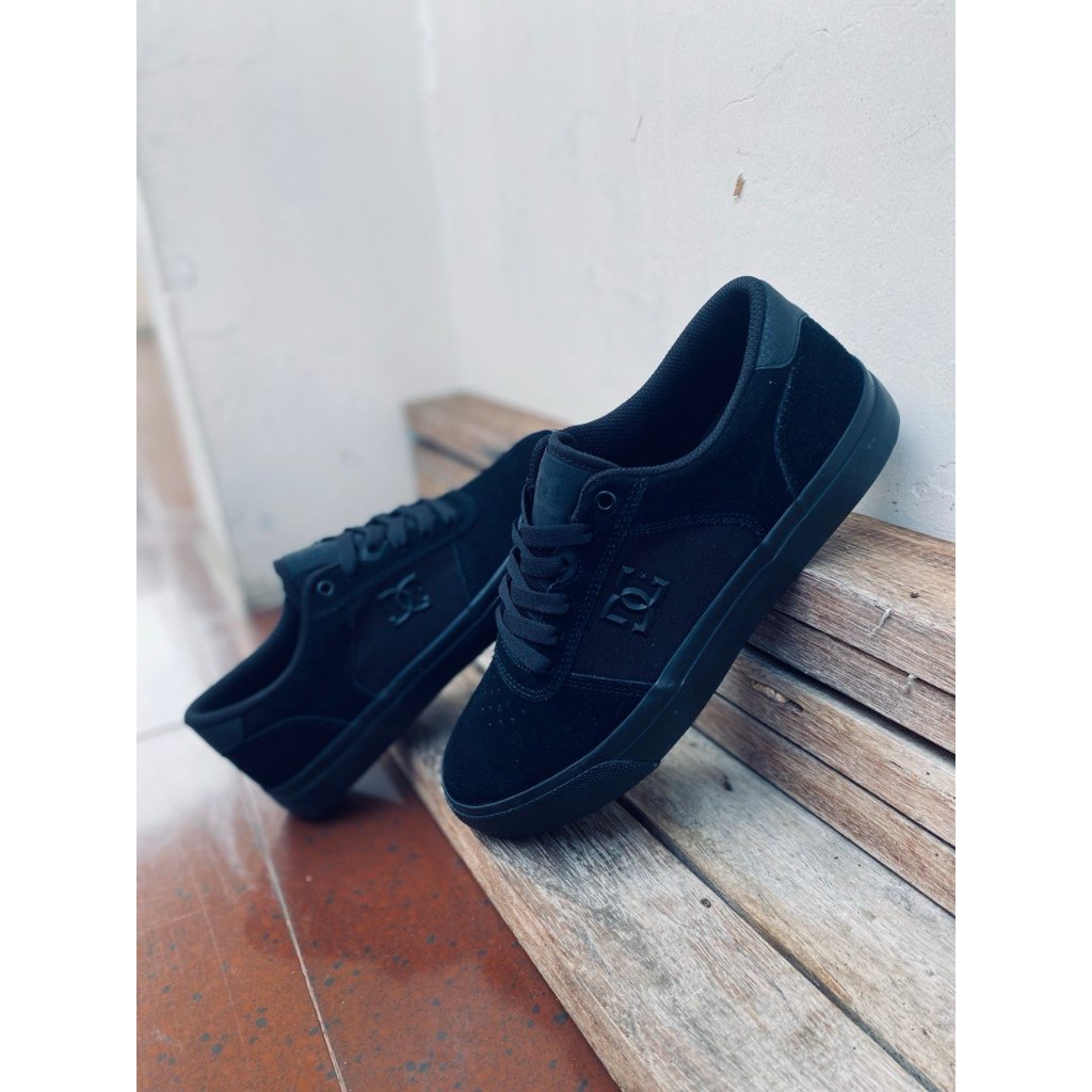 DC Shoes Sepatu Sneakers Skate Pria Teknic M Shoe 3BK BNIB Resmi Bahan Suede Warna Hitam Original