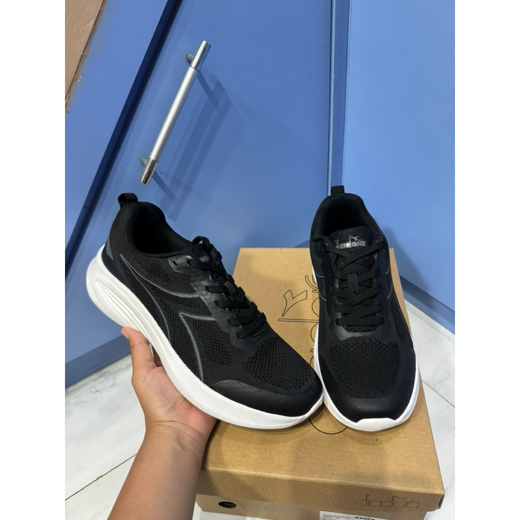 Sepatu Diadora Men hitam - putih ukuran 42 sale 70% (NARIO)