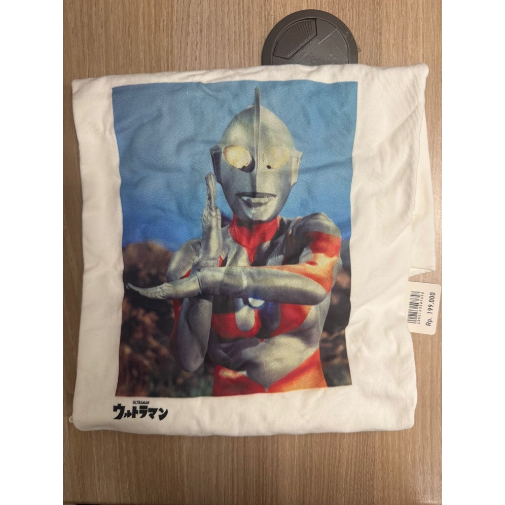 Uniqlo Baju Ultraman ukuran M baru