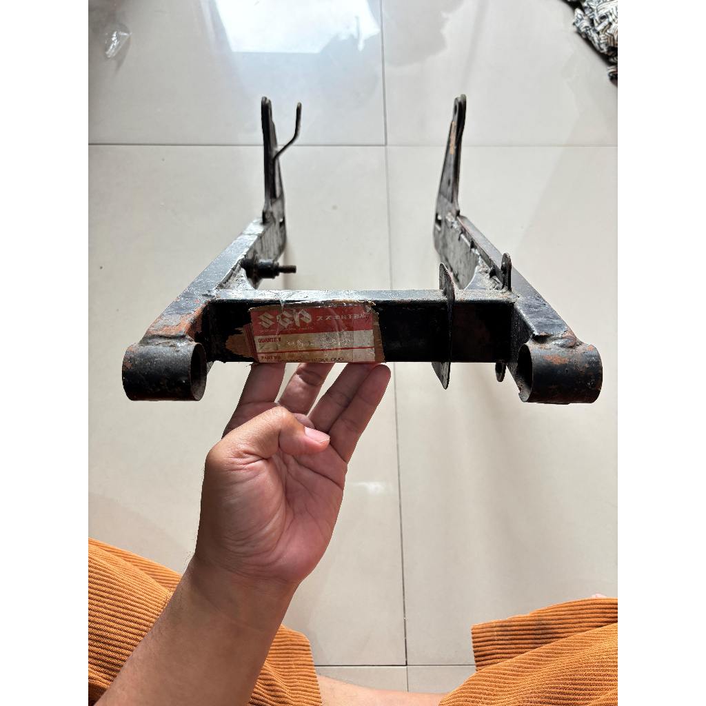 Arm Suzuki Crystal ori, kondisi original pabrikan, bahan besi kuat dan kokoh, presisi tinggi tanpa m