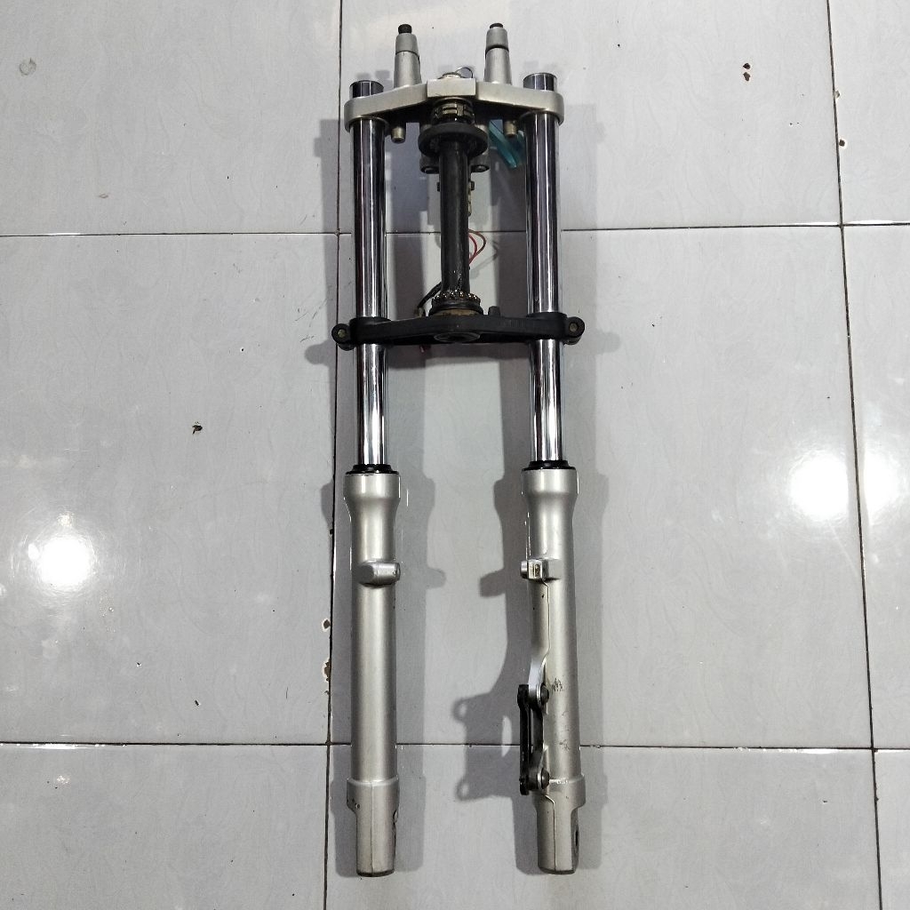 segitiga set shockbreaker sokbeker sok depan + kunci kontak YAMAHA VIXION OLD original 3C1