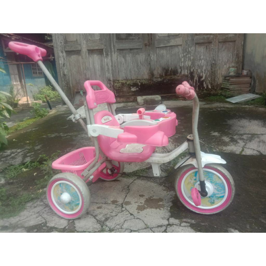 Sepeda Anak Perempuan Roda Tiga Dorong merk Family kondisi Bekas / Second (2nd)