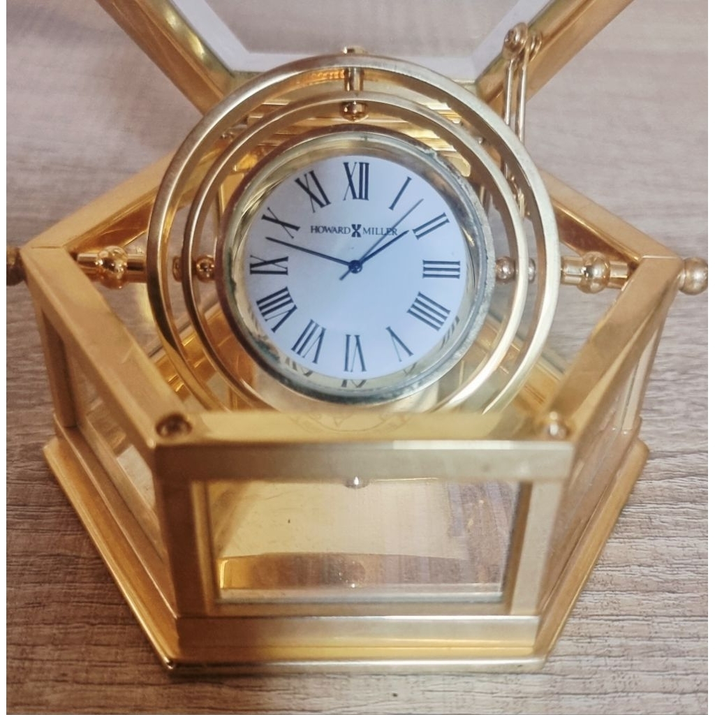 Jam Meja Howard Miller Vintage