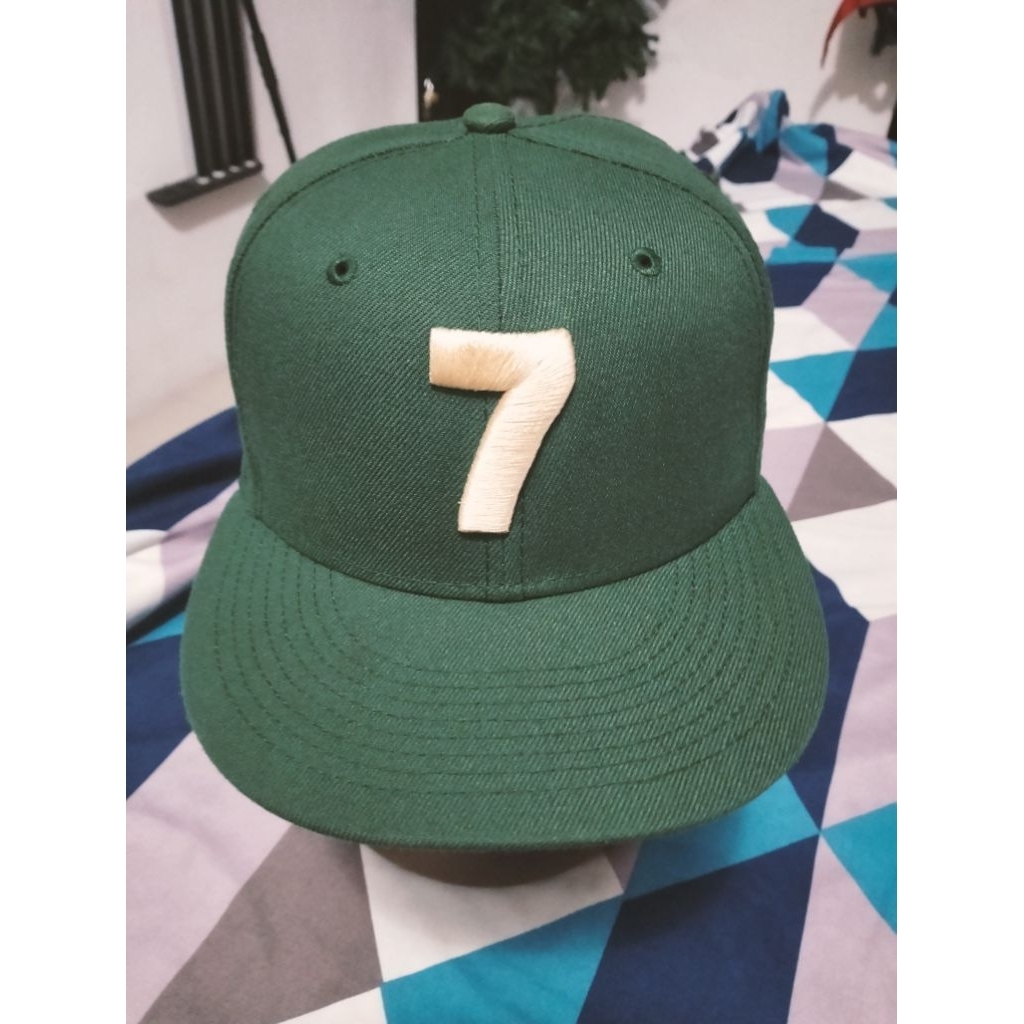 Topi New Era 59FIFTY Milwaukee Bucks - Hijau - No. 7 - Edisi Khusus Compound