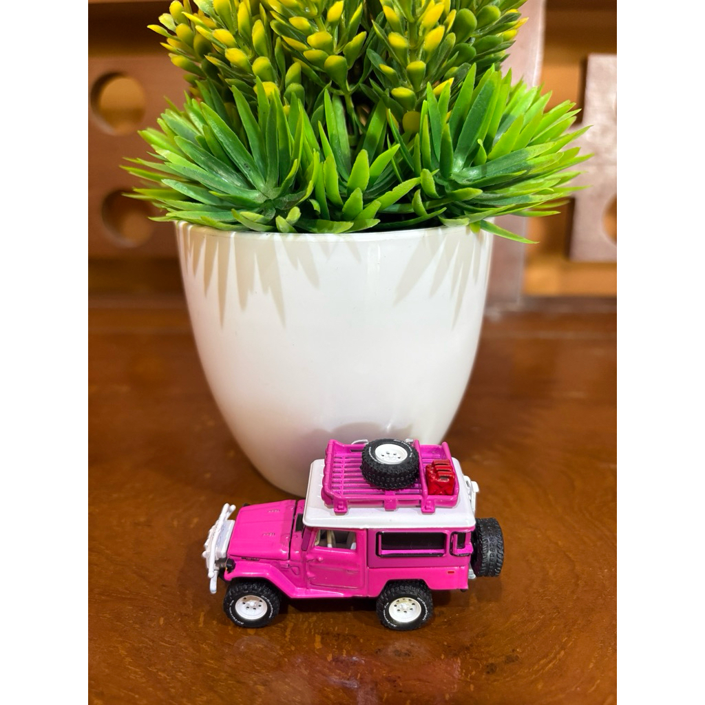 Johnny Lightning TLC Pink