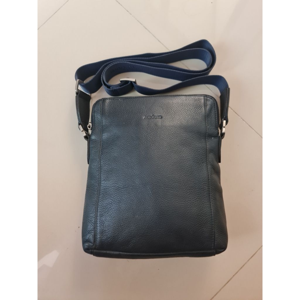 162. Tas Sling Bag Pria Aokang Blue
Mantan / Bekas / Second

Size : 23.5cm x 5cm × 25.5cm

Leather K