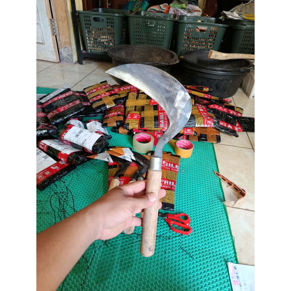 Sabit padi dan rumput tanpa asah
