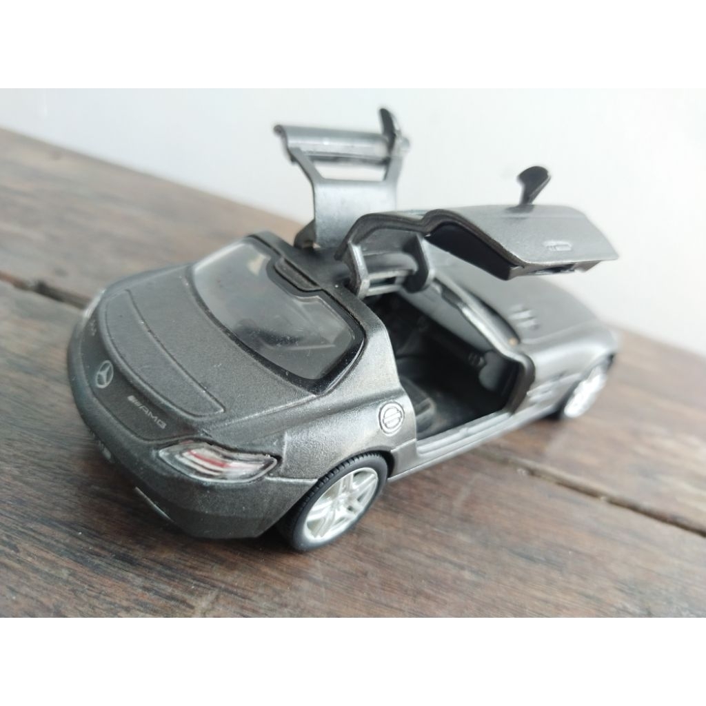 Diecast Kinsmart Mercedes-Benz SLS AMG 1:36 – Pintu Bisa Dibuka