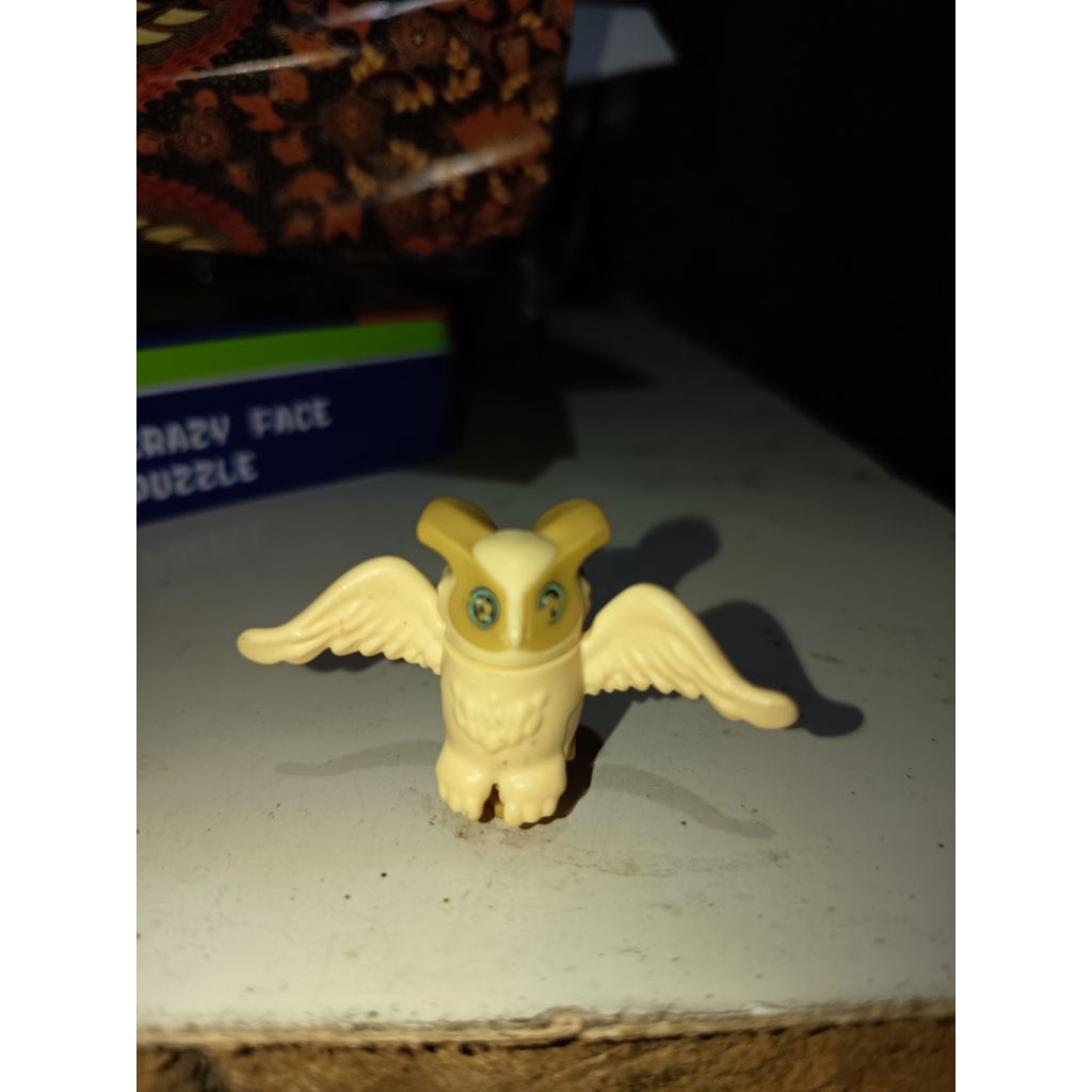 mainan figur burung hantu kecil dari seri Kinder Joy Natoons.