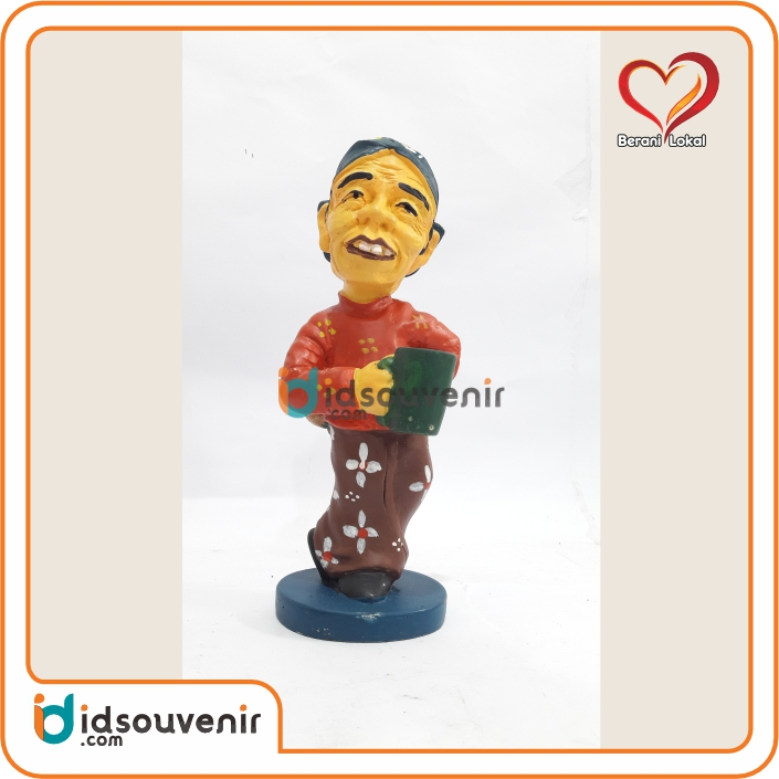 PAJANGAN MINIATUR PATUNG KAKEK NGOPI-MERAH FIBER