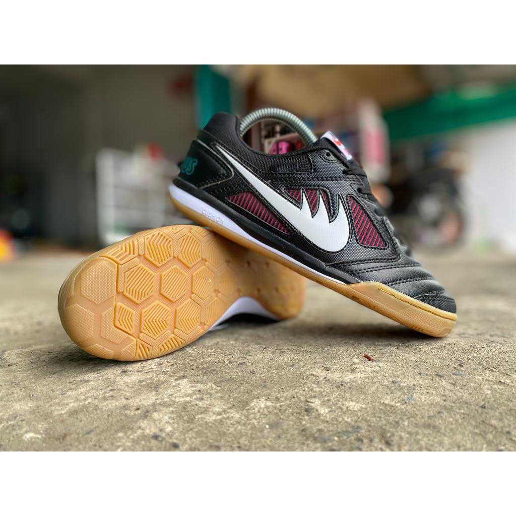 Sepatu Indoor Futsal Supreme X Nike SB Gato IC -  Black White World Famous