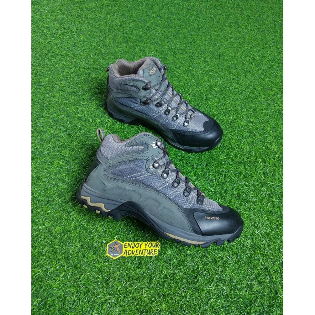 sepatu gunung trekking treksta size 42