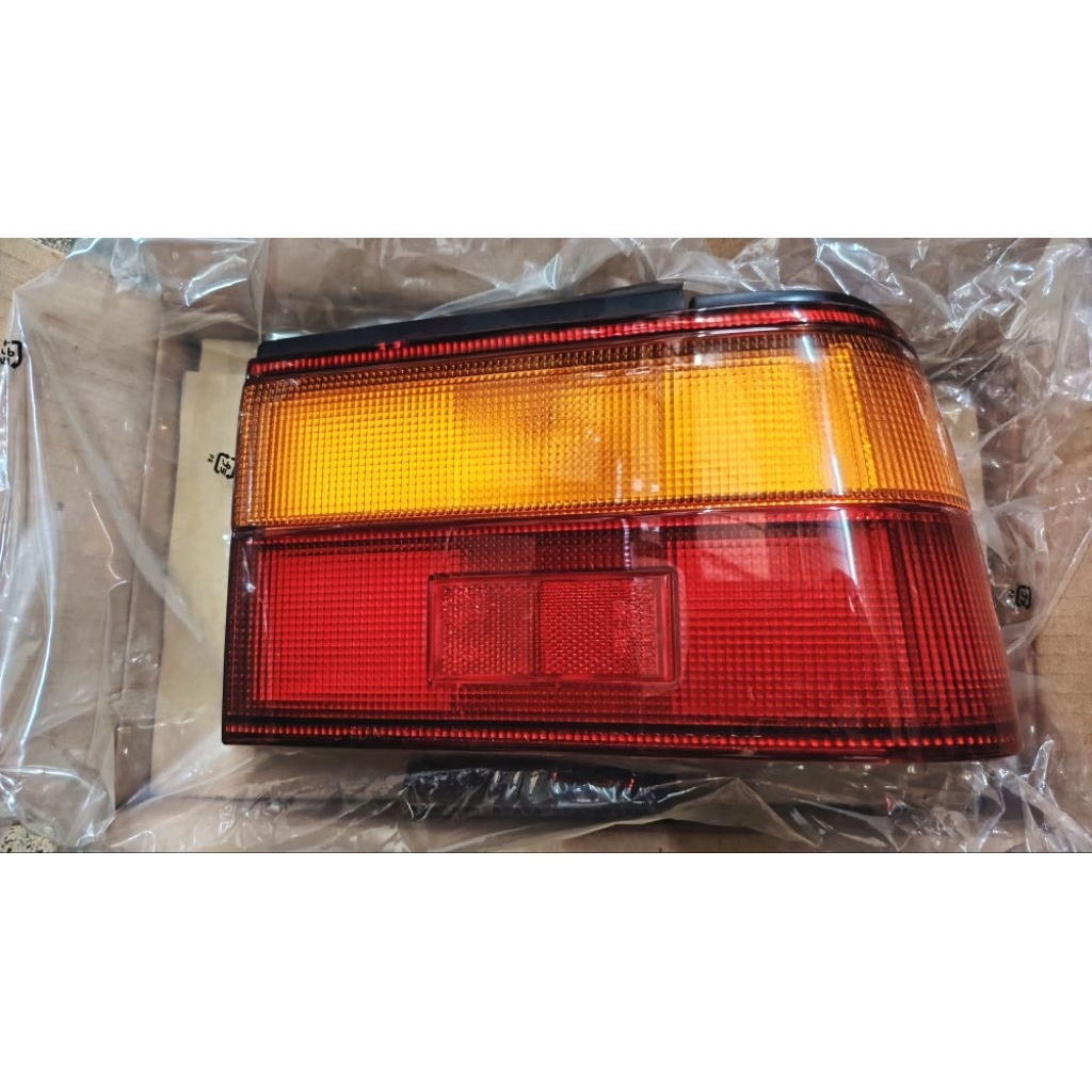 MIKA LAMPU BELAKANG STOPLAMP KANAN HONDA ACCORD PRESTIGE 1988 89 ORIGINAL