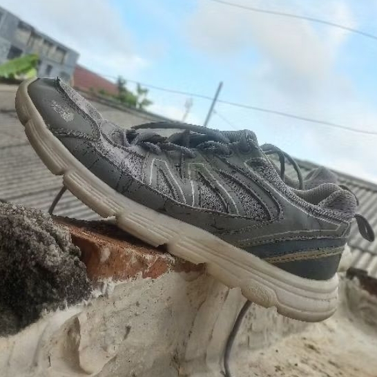 sepatu TNF
