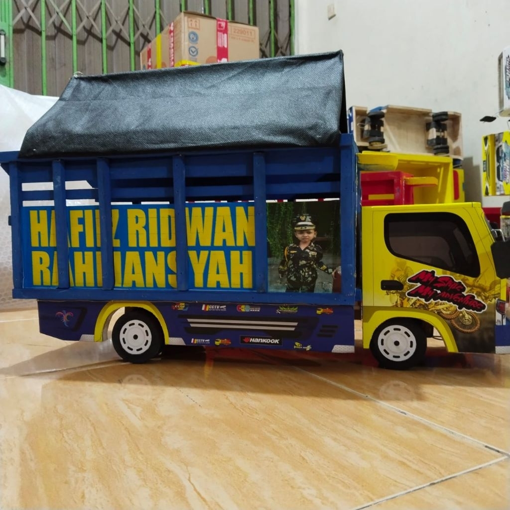 Miniatur truk oleng ukuran jumbo berbahan dasar kayu yang dilengkapi lampu kelap kelip dan terpal bi