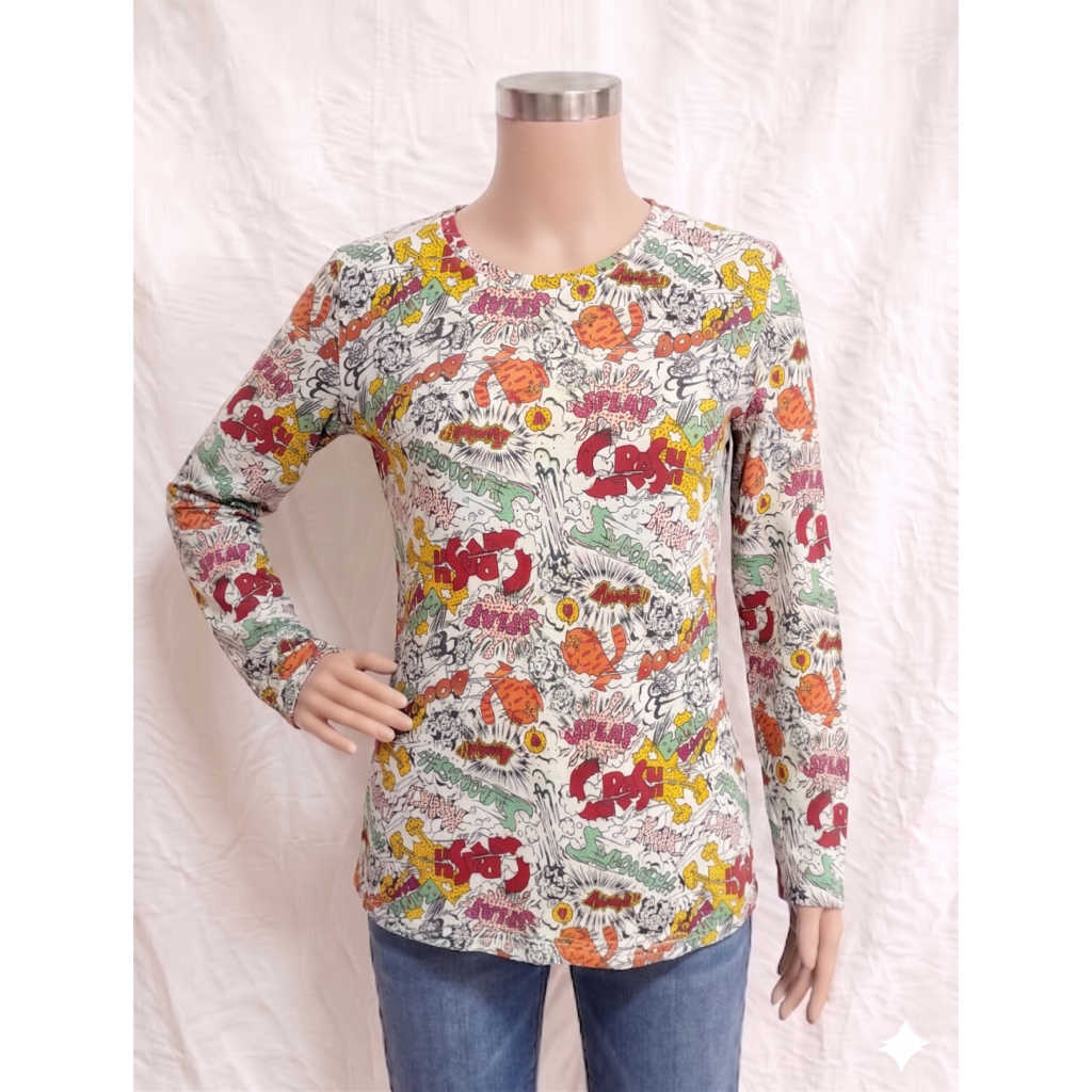 [PRELOVED] Ninety Degrees by LOGO – Pop Art Comics Long-Sleeve Tee – Vibrant Comic Pattern – Kaos Le