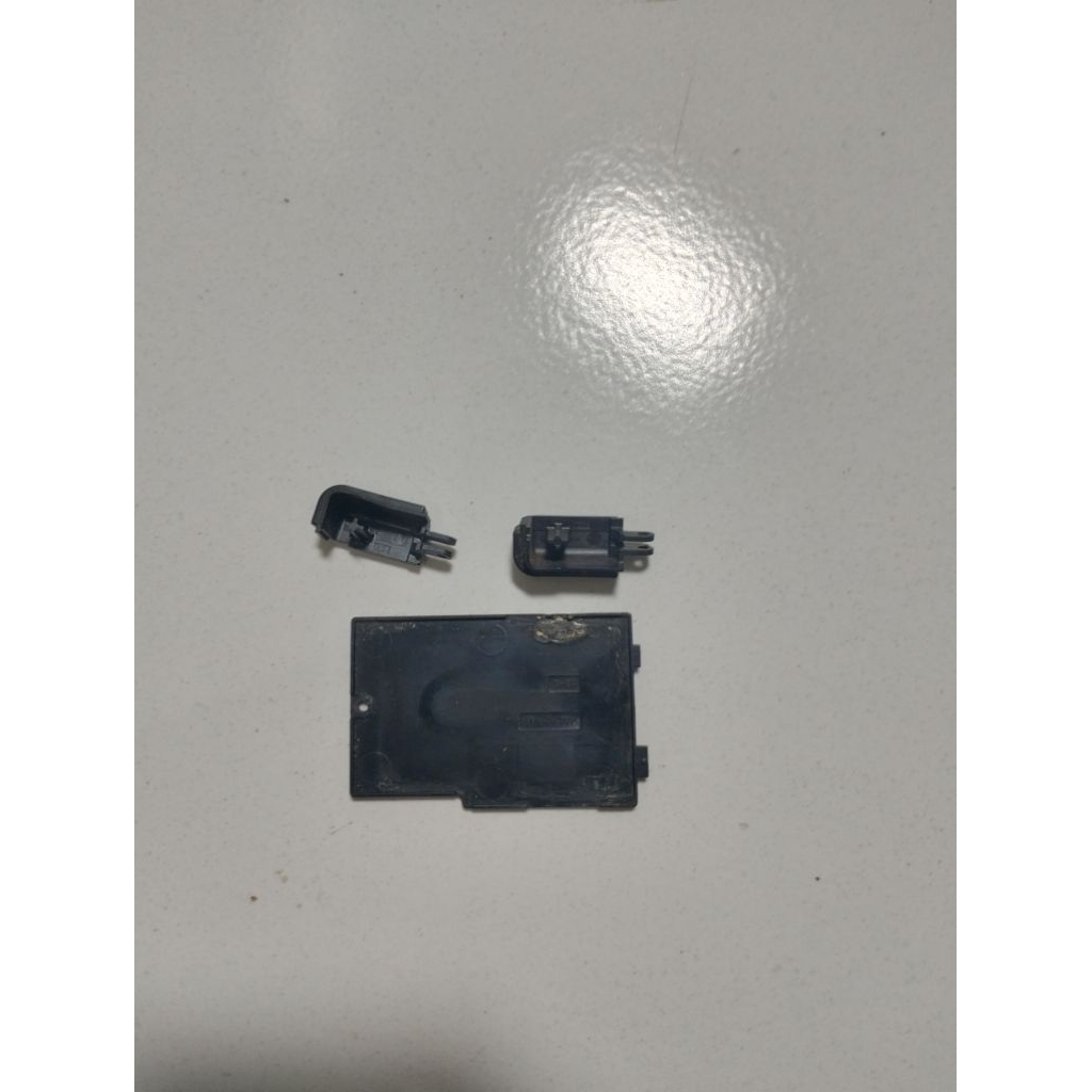 Tombol L dan R serta Tutup baterai NDS lite