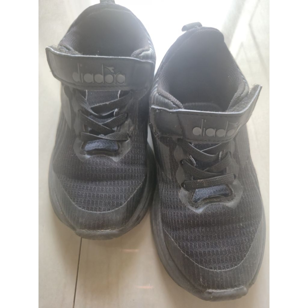 SEPATU DIADORA ORIGINAL (SECOND) PRELOVED/SEPATU ANAK SEKOLAH