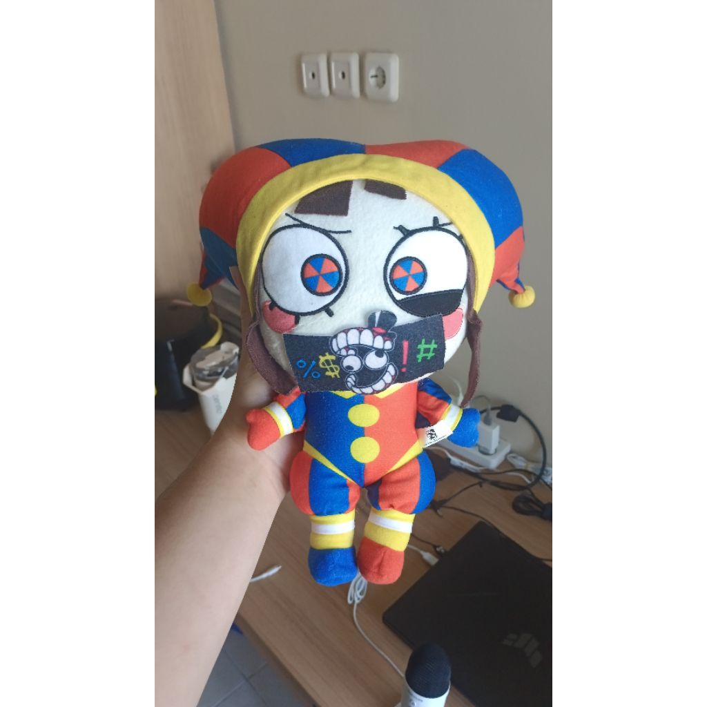 Boneka Plush Pomni The Amazing Digital Circus Taito Original Jepang TADC Merchandise Plushie