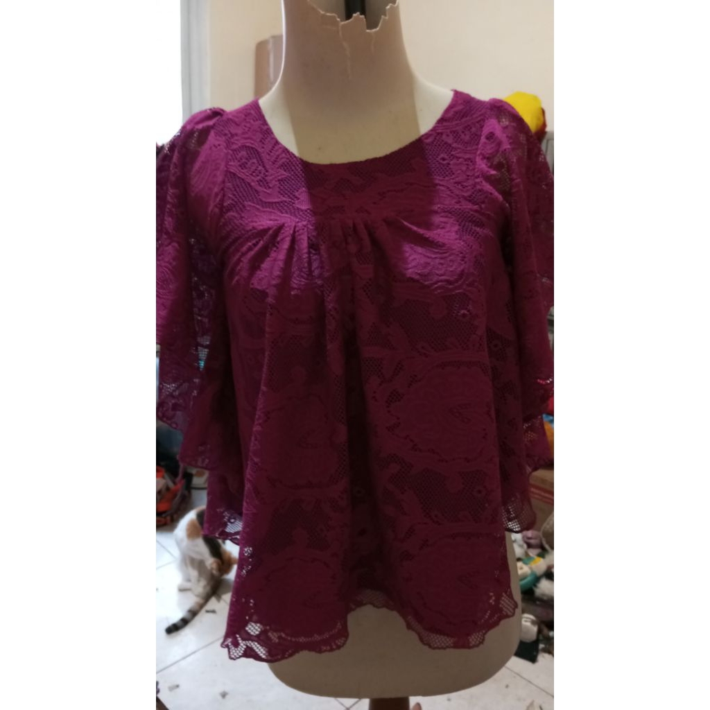 atasan brukat ungu batwing crop