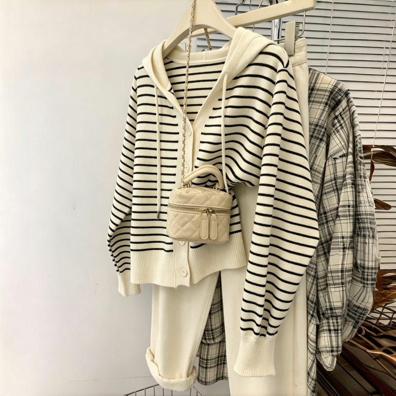 Cardigan Hoodie Rajut Motif Garis Putih Hitam Outer Rajut Lembut Nyaman untuk Wanita