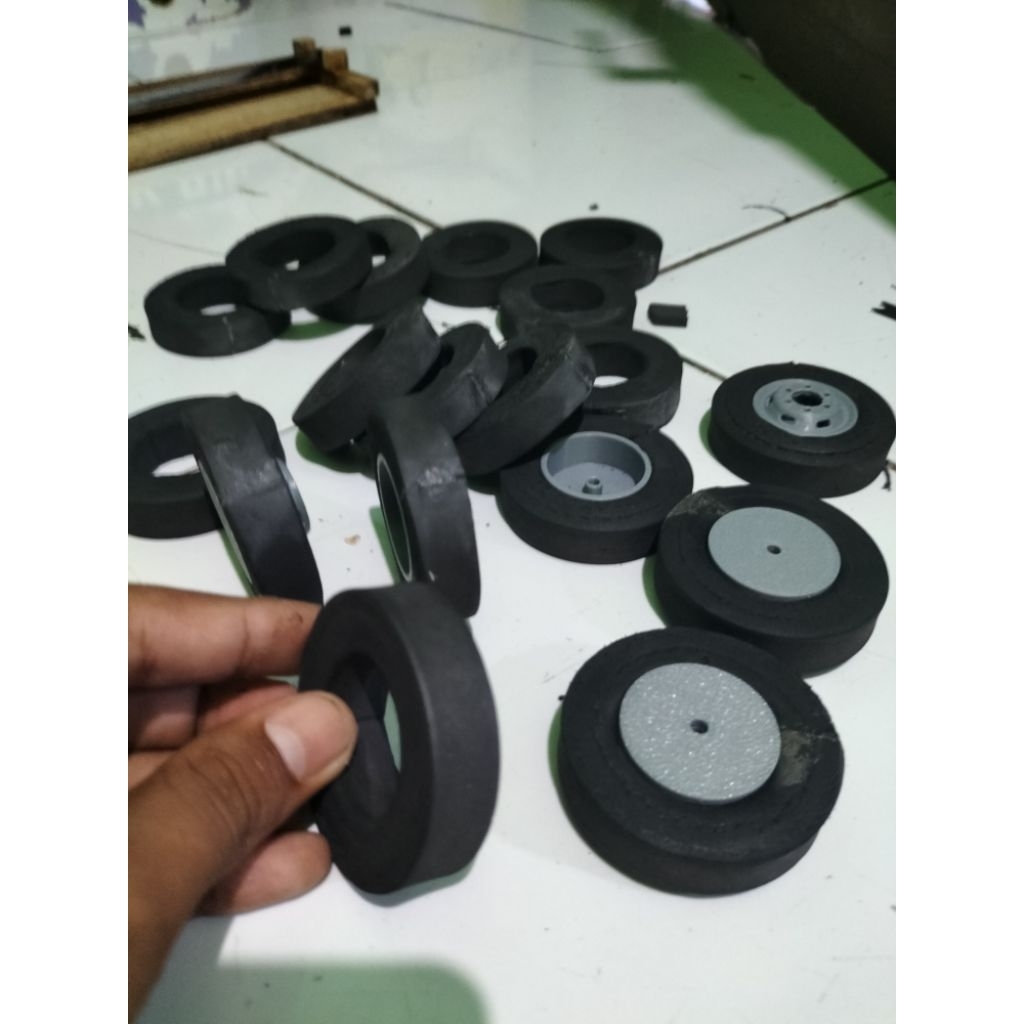 Ban miniatur truk plastik terbuat dari busa ati, "tebal 1cm*.  (PNP) Velg BALADEWE miniatur.