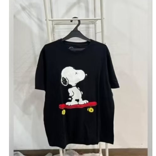 KAWS X UNIQLO X PEANUTS HITAM