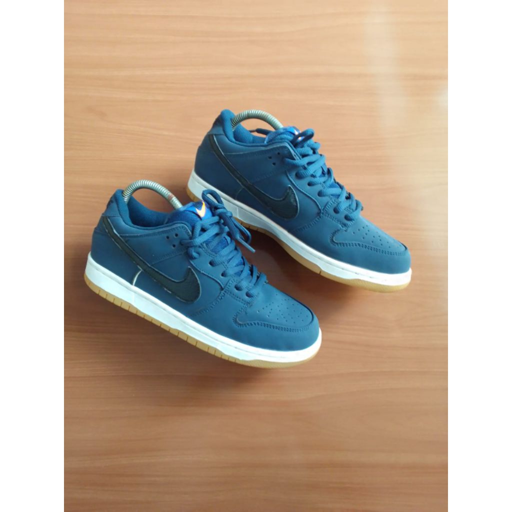 sepatu casual pria navy Nike sb