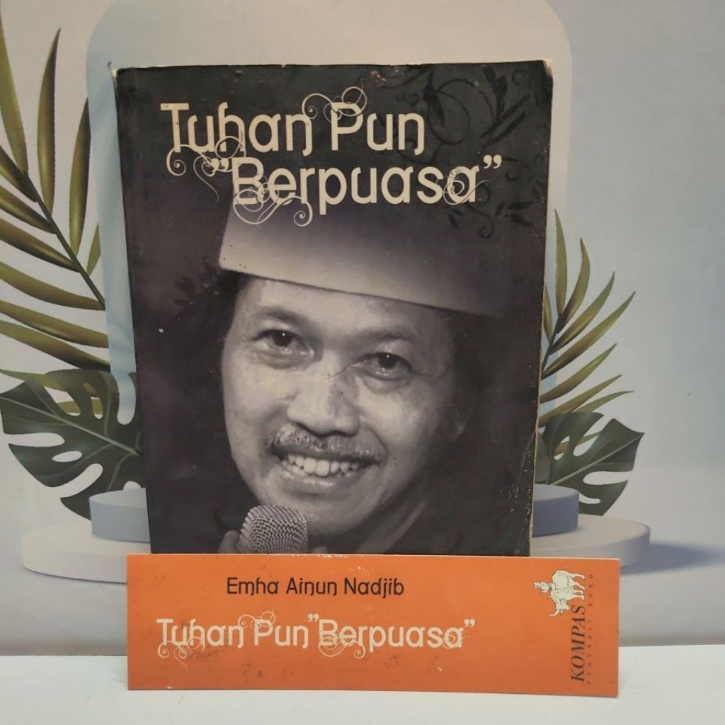 Buku Bacaan Karya Emha Ainun Nadjib Judul Tuhan Pun Berpuasa Bahasa Indonesia Terdapat Pembatas Buku