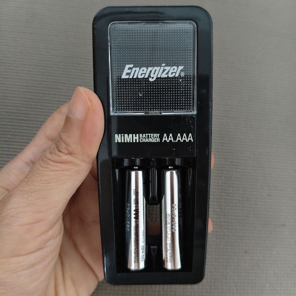 Charger Baterai Cas Rechargeable AA / AAA Energizer