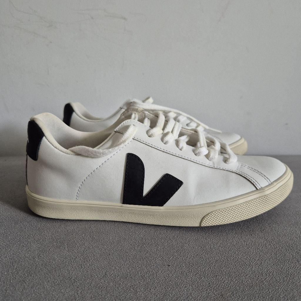 Sepatu Veja Esplar Leather Sneakers