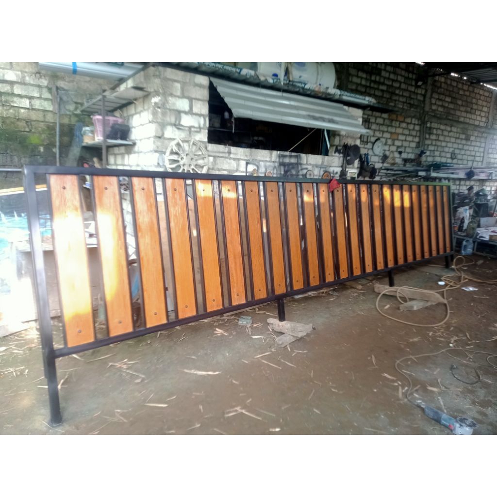 pagar minimalis kombinasi lisplang motif kayu
