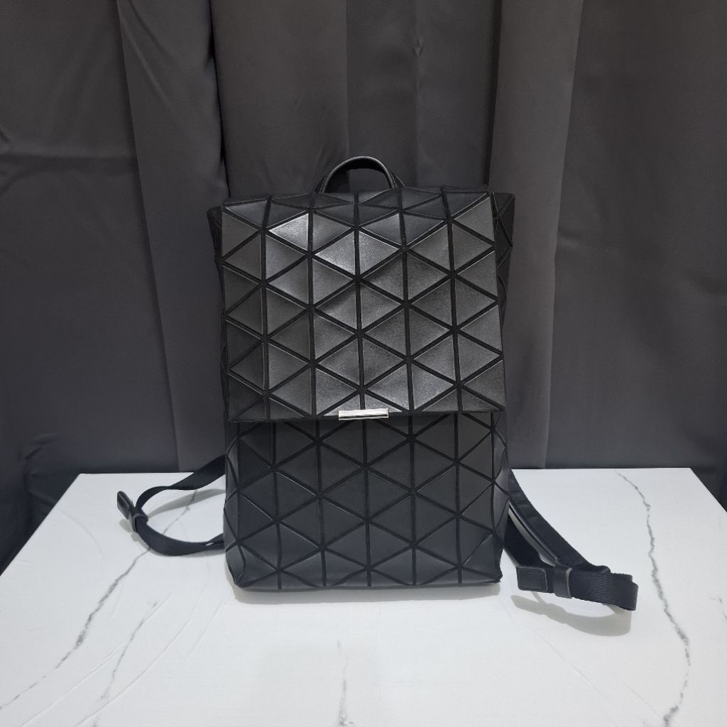 Bao Bao Issey Miyake Flap Backpack Unisex Kulit in Black