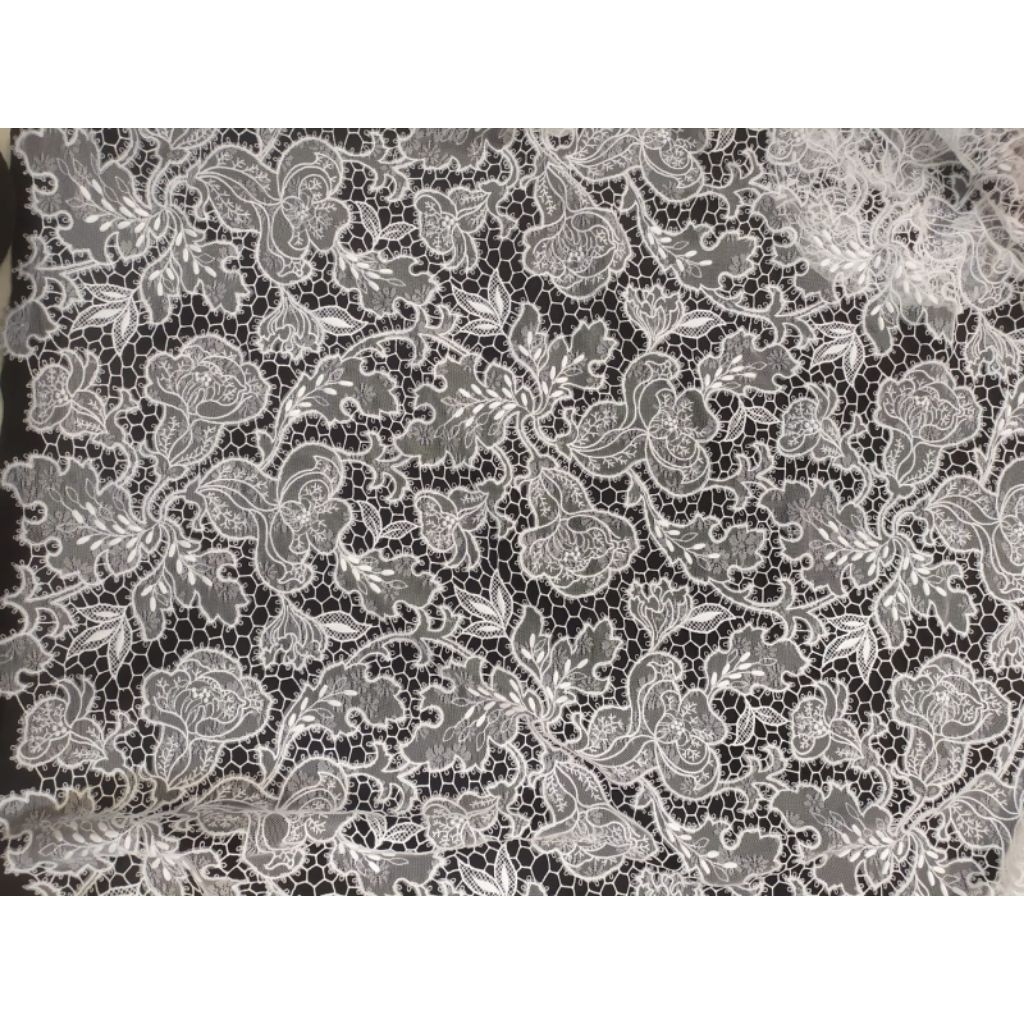 Tile motif putih tulang bunga kuncup