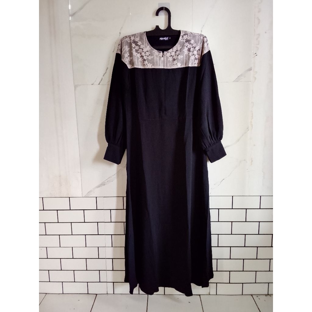 Gamis Simple Hitam kombinasi brokat ( sisa stok konveksi)