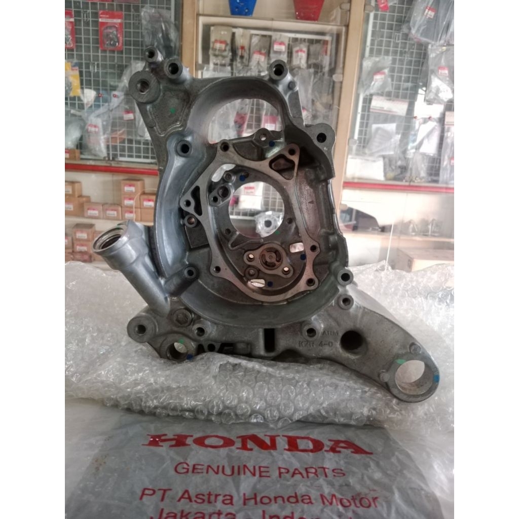CRANKCASE OLI SEBELAH KANAN HONDA VARIO 125 ORIGINAL AHM - 1110B KZR 600