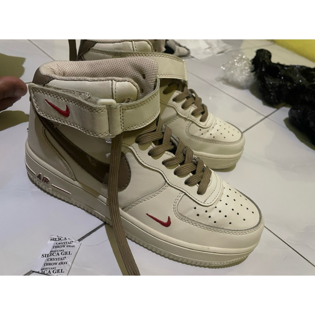 SEPATU NIKE PUTIH