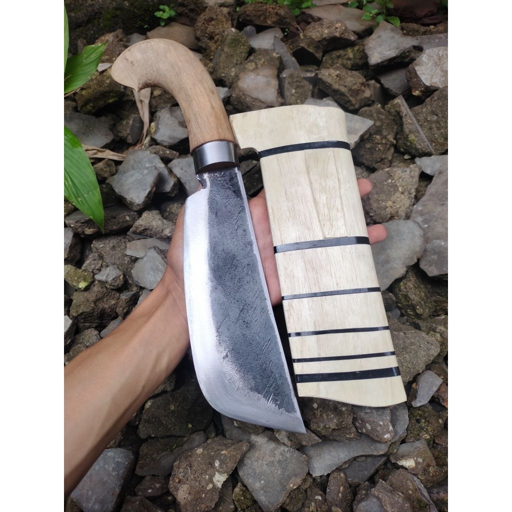 Golok cacah tulang baja per kerja kebun tebang pohon khas Banten dengan gagang kayu dan pelindung bi