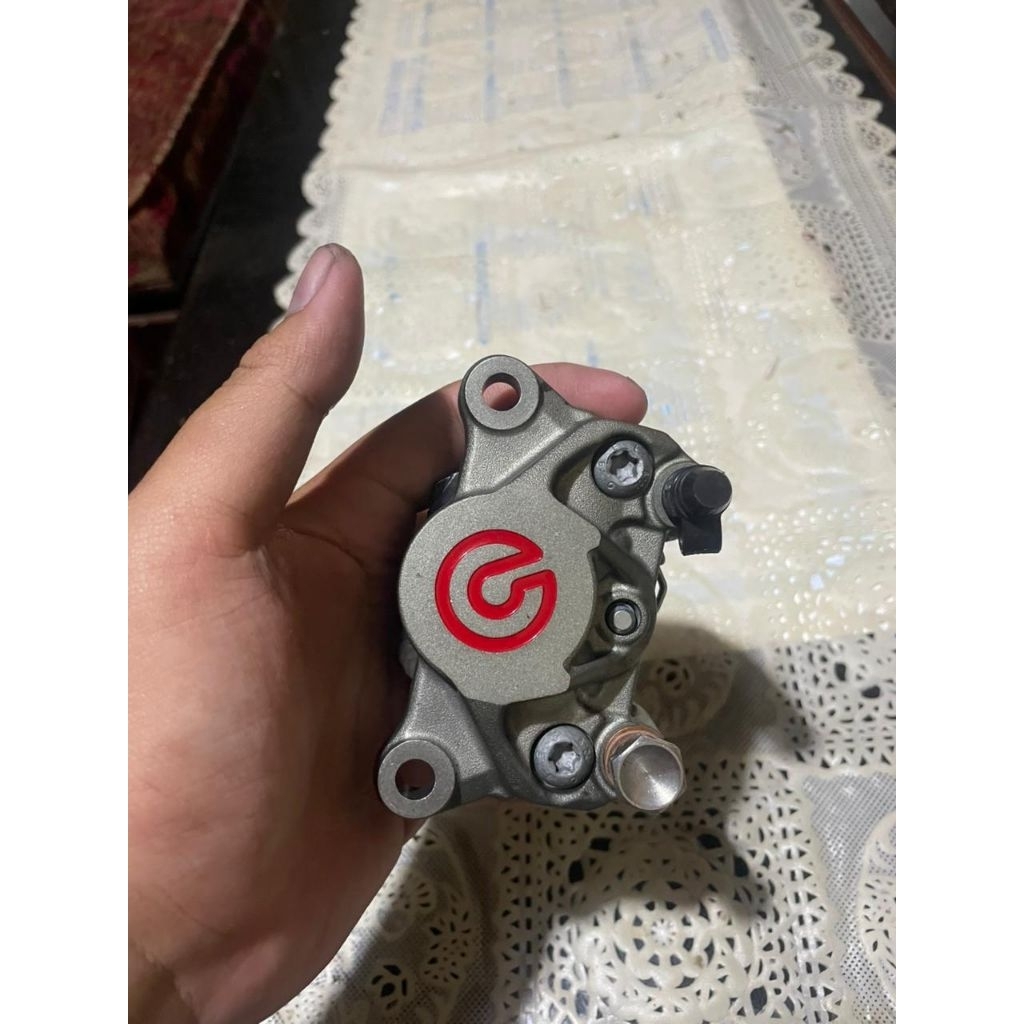 KALIPER BREMBO 2P RED LOGO (SECOND LIKE NEW)