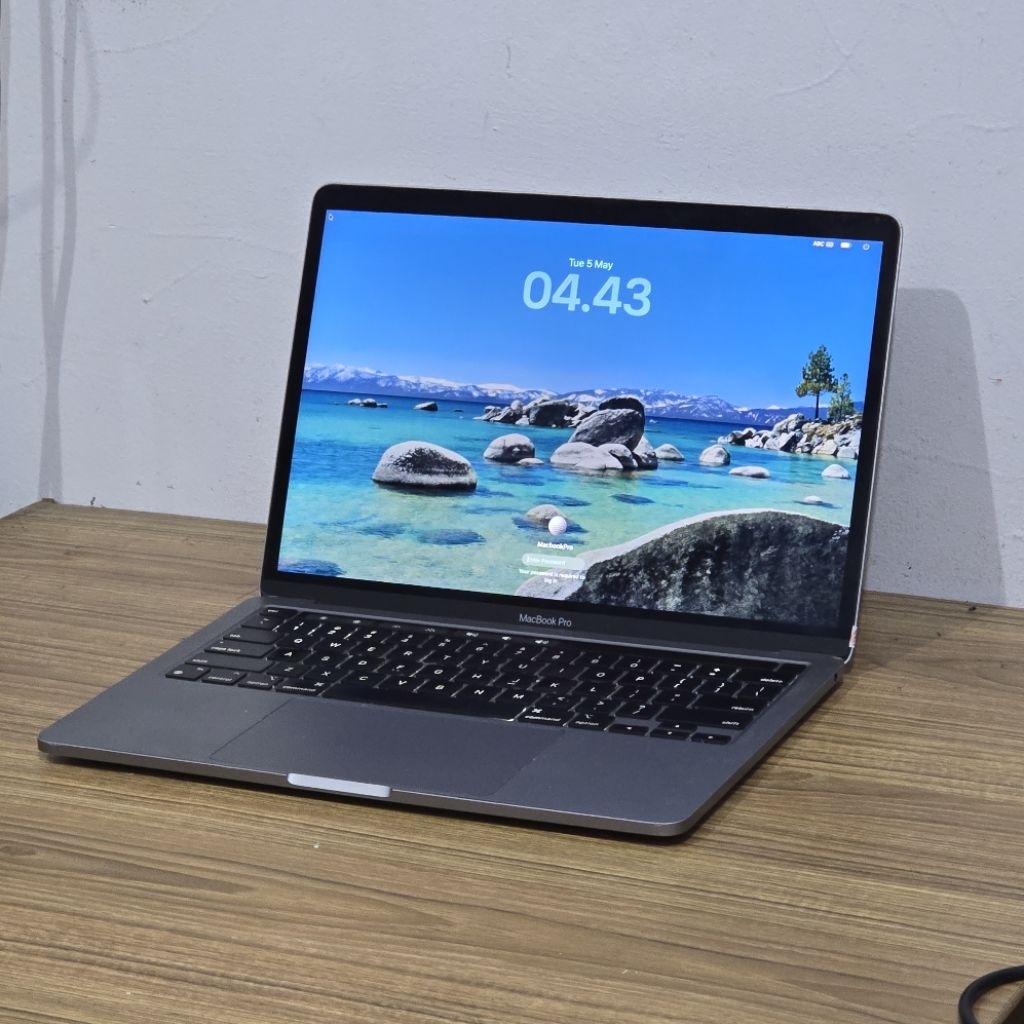 Apple MacBook pro M1 toucbar apple silicon samarinda