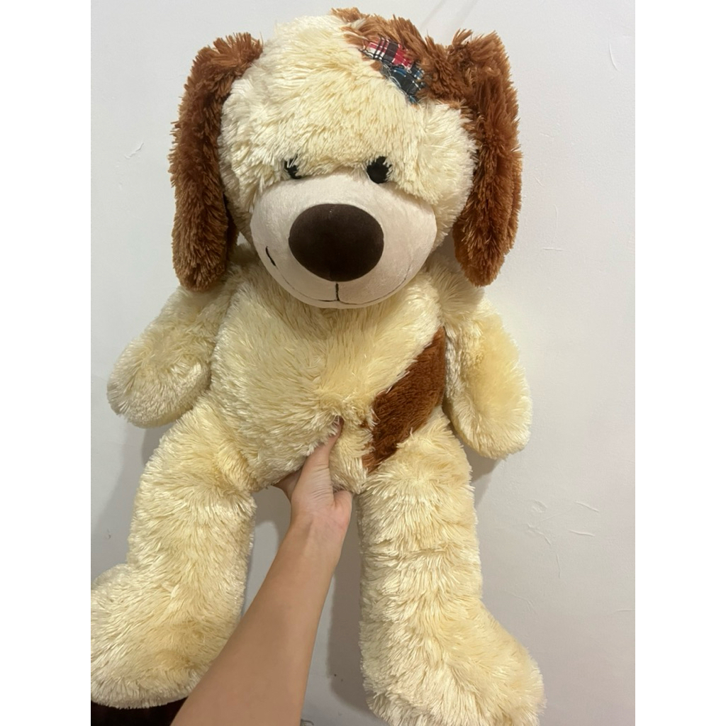 boneka anjing besar