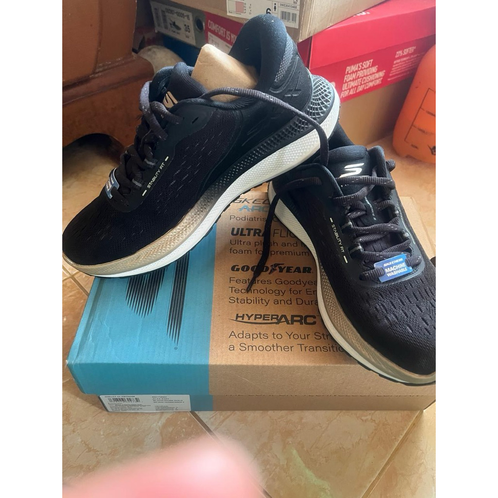 PRELOVED SKECHERS SEPATU RUNNING WANITA SKECHERS GO RUN PERSISTENCE 2 BLACK ORIGINAL