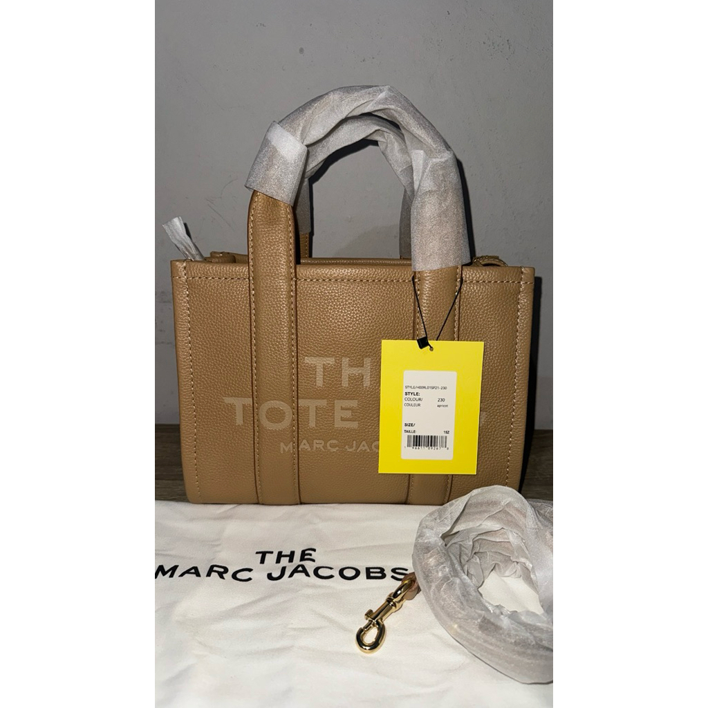 MARC JACOBS The Leather Small Tote Bag Camel