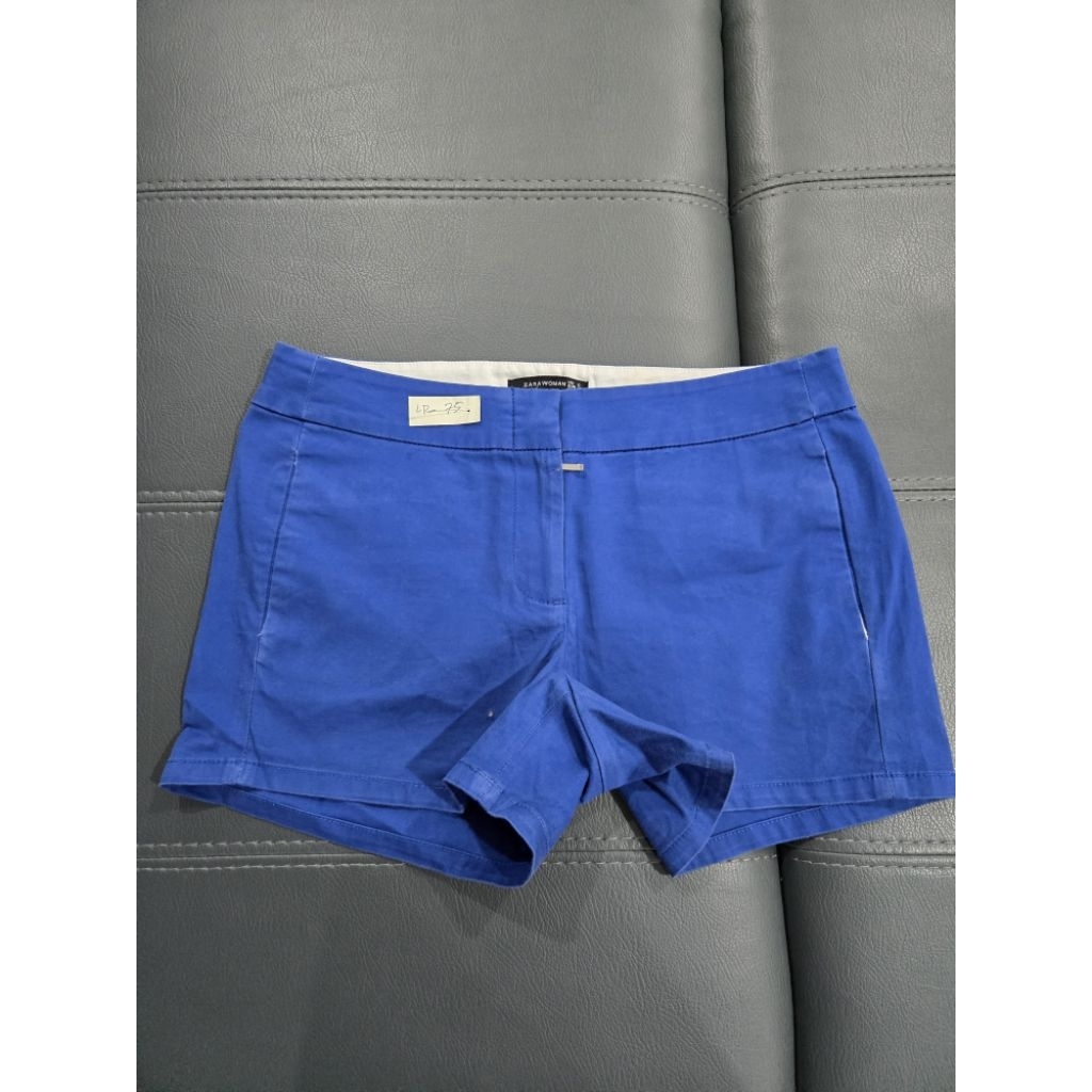 celana pendek Zara.